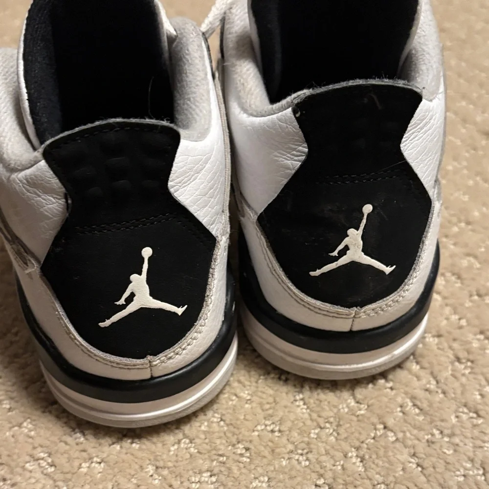 Air Jordon 4 Retro Mids - Picture 2 of 7